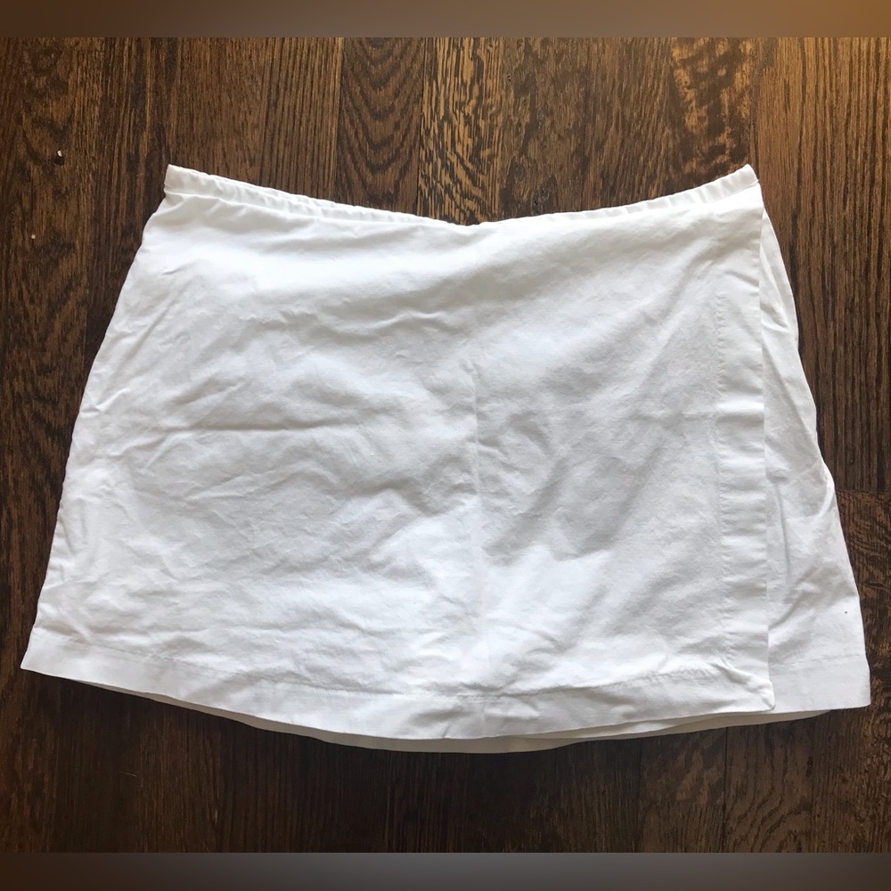 Like New White Skort w/ zipper on the side - Size 11